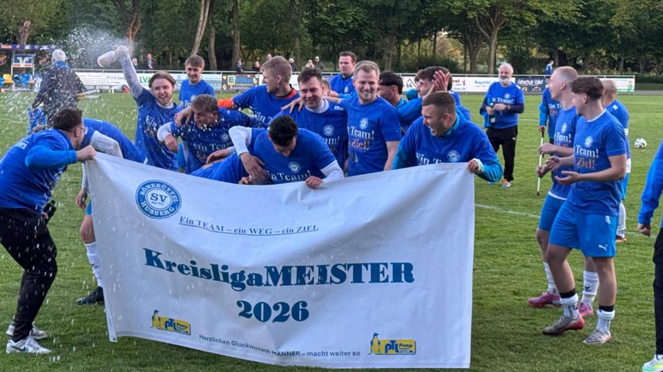 Herrenmannschaft feiert mit dem Banner „Kreisligameister 2026“ auf dem Sportplatz